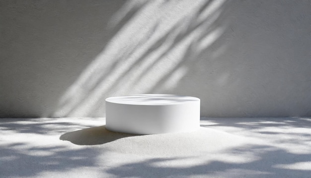Podium de cilindro blanco en la arena con superposición de sombras Escena mínima para presentación de productos o publicidad