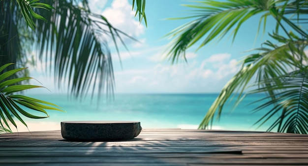 Podium de exhibición de productos de mármol negro vacío con fondo de mar y palmera