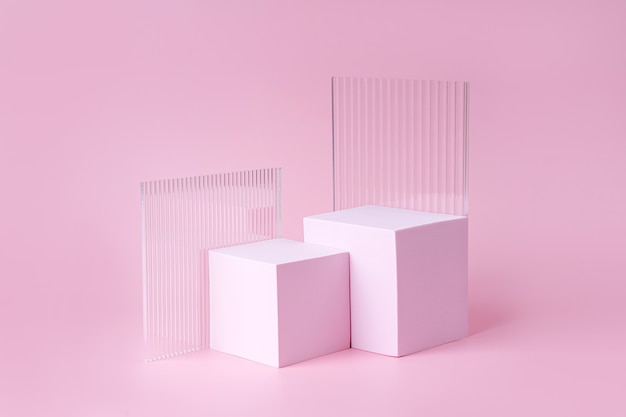 Podium mit geometrischen Formen für die Produktpräsentation. Monochrome Plattform mit gerippten Acrylplatten auf rosa Hintergrund