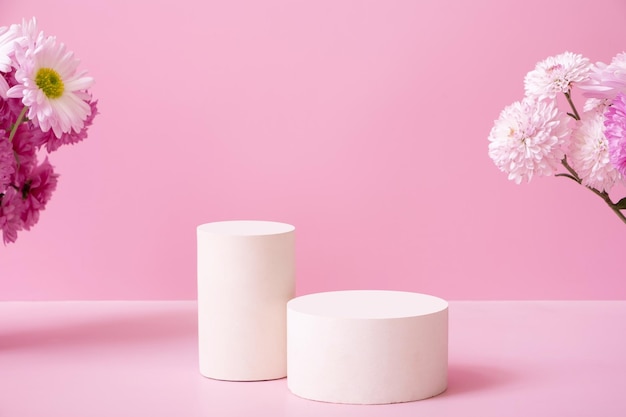 Podium oder Sockel mit Chrysanthemenblumen Mockup für Ihre Kosmetikprodukte
