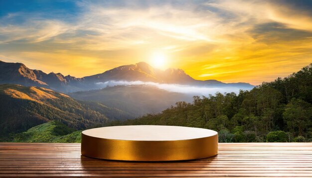 Podium de piedra al aire libre en la puesta de sol del cielo dorado con un hermoso fondo de paisaje de naturaleza de montaña brumosaProducto cosmético