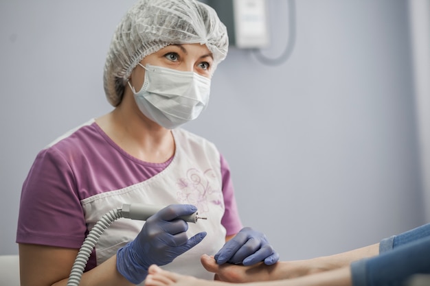 Podologiearzt. Behandlung von Füßen und Nägeln.