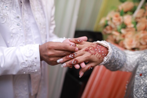 Foto põe uma anel de casamento.