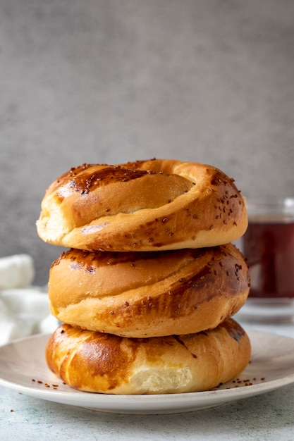 Foto pogaca turco con semillas de nigella sabores tradicionales pogaca en fondo gris de cerca