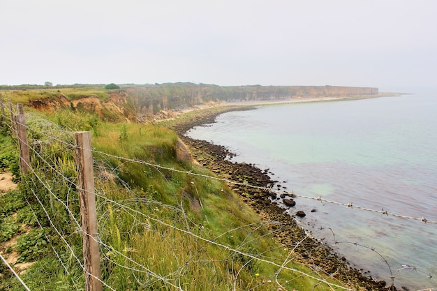 La Pointe Du Hoc rocas, Normandía Francia en verano