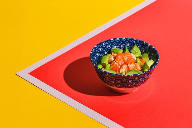 Poke bowl con arroz, aguacate, frijoles edamame y salmón ahumado, luz dura, sombra profunda