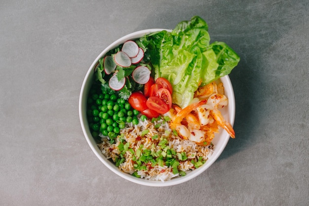 Poke bowl con arroz y gambasxA