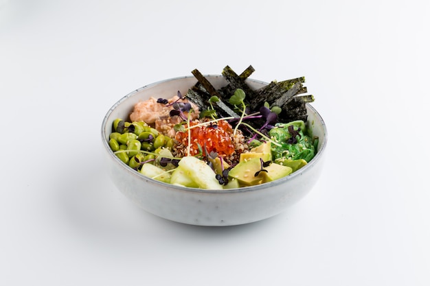 Poke bowl asiático aislado con huevas de aguacate nori