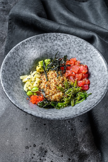 Poke bowl con atún crudo y verduras. Plato hawaiano. Concepto de alimentación saludable