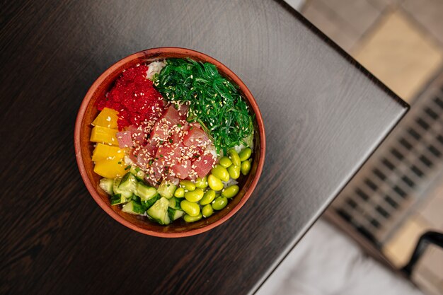 Poke bowl de atún hawaiano con verduras