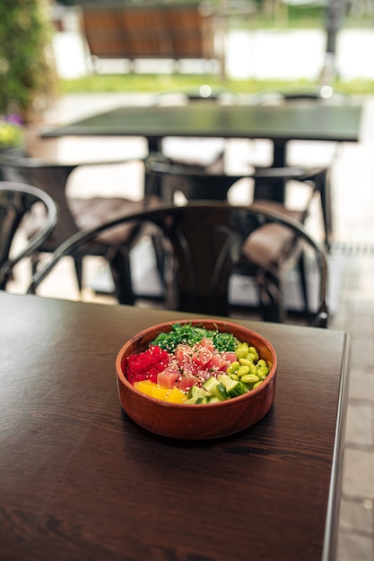 Poke bowl de atún hawaiano con verduras