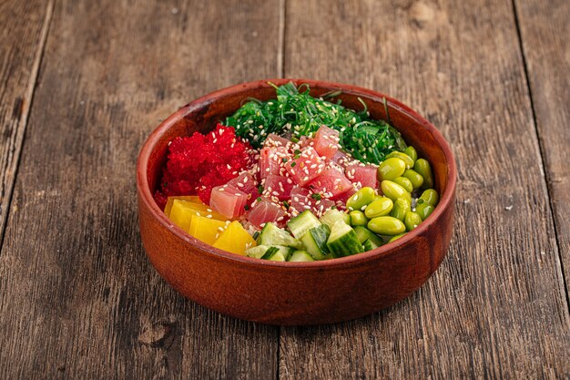 Poke bowl de atún hawaiano con verduras