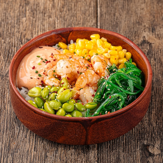 Poke bowl de atún hawaiano con verduras