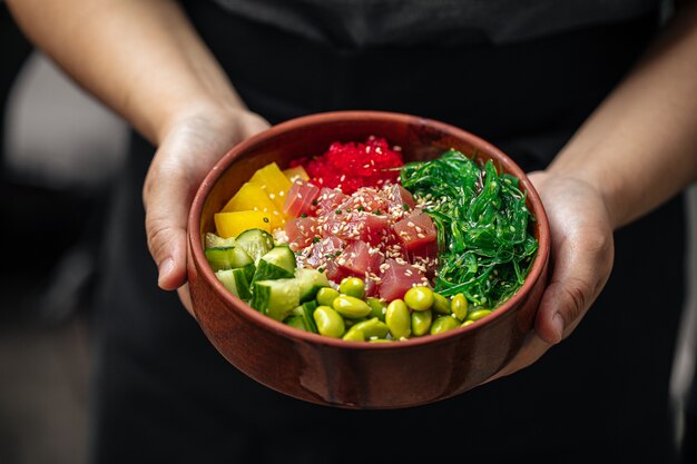 Poke bowl de atún hawaiano con verduras