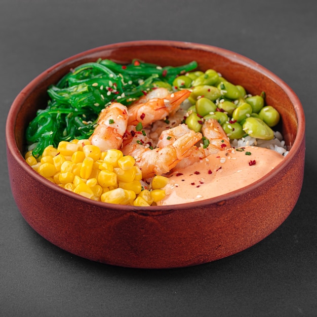 Poke bowl de camarones hawaianos con verduras