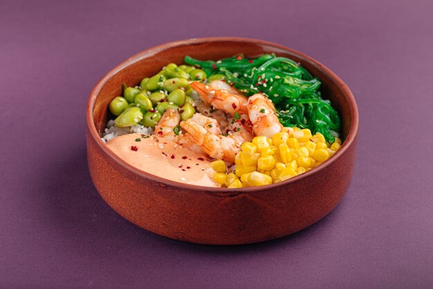 Poke bowl de camarones hawaianos con verduras