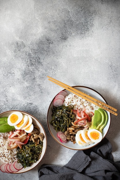 Poke bowl con cangrejo, arroz, aguacate y huevo