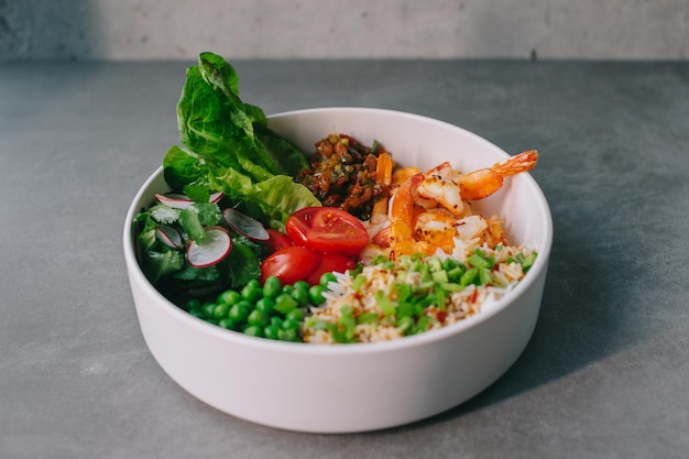 Poke bowl com arroz e camarãoxA