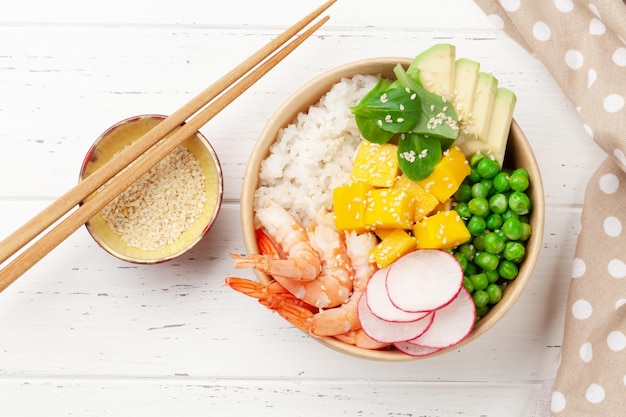 Poke bowl com camarão, abacate e manga