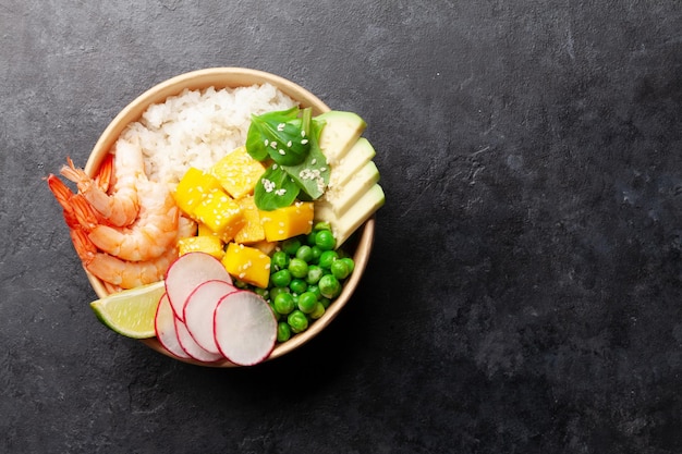 Poke bowl com camarão, abacate e manga