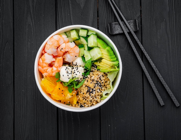 Poke bowl com camarão quinua abacate pepino cream cheese e laranja