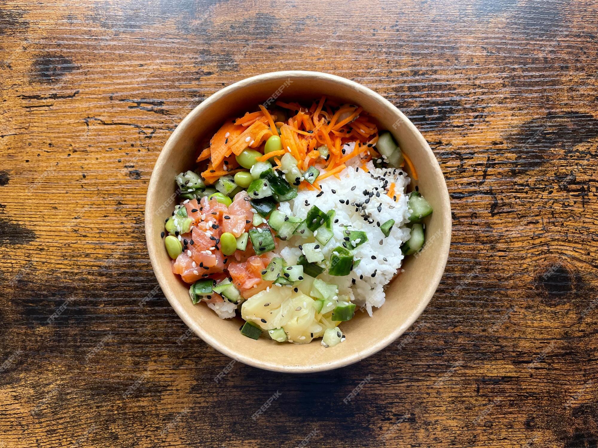 Poke de atum com salmão skin, kani, edamame e chips de batata-doce