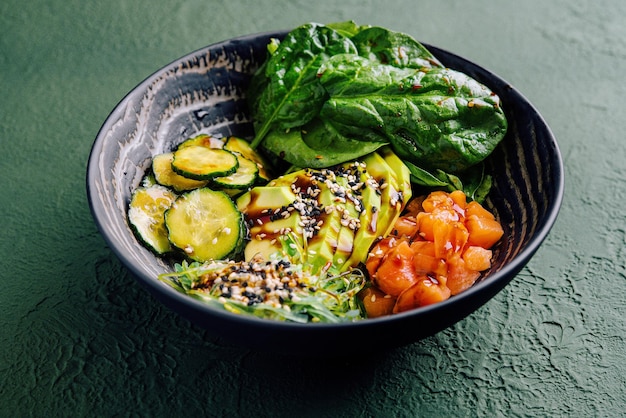 Poke bowl com salmão, abacate e pepino