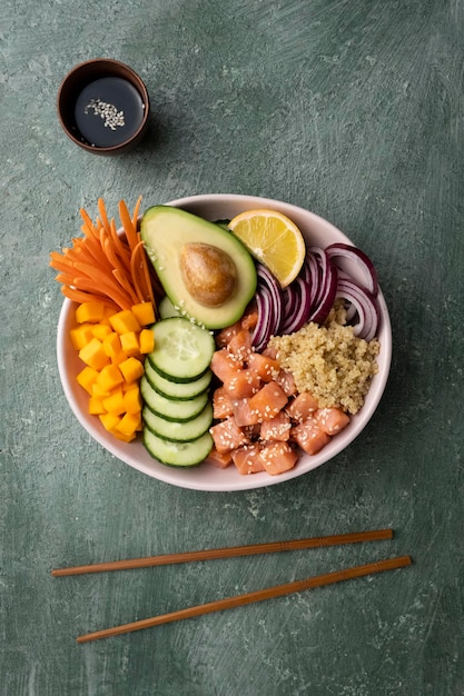 Poke bowl com salmão e abacate