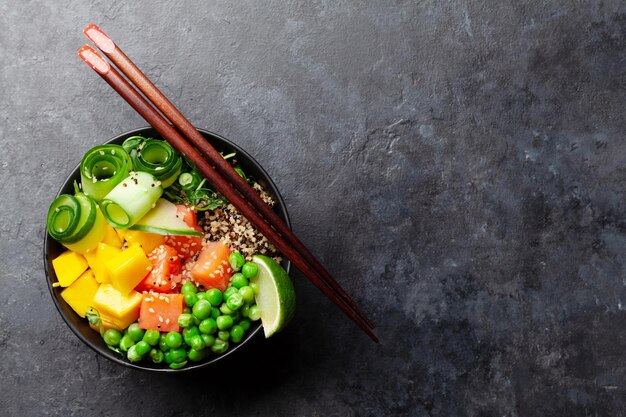 Poke bowl com salmão pepino e manga