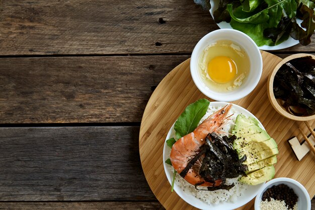 Poke Bowl con comida limpia de aguacate