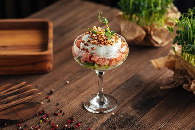 Poke bowl de salmão com queijo e abacate em copo de coquetel