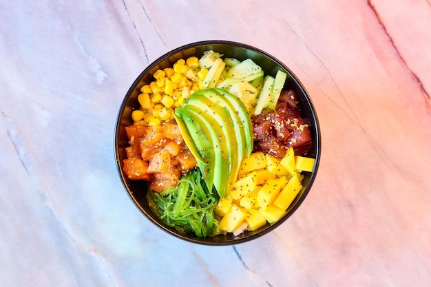 poke bowl em uma superfície de mármore