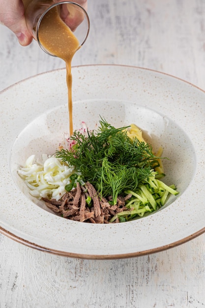 Poke bowl con ensalada chukka de arroz con salmón fresco vista superior Concepto de comida vegana saludable