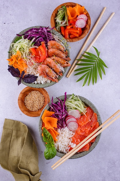 Poke bowl havaiano com salmão e camarão