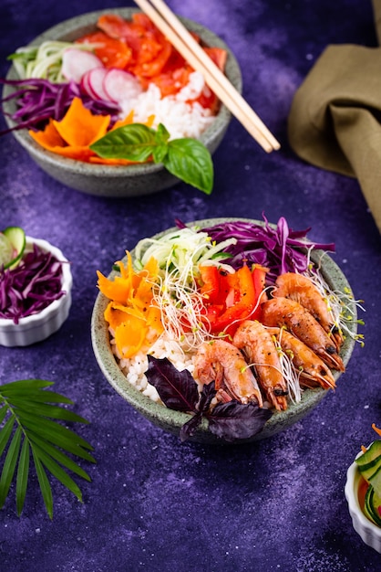 Poke bowl havaiano com salmão e camarão