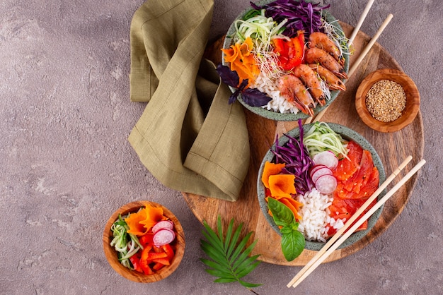 Poke bowl havaiano com salmão e camarão