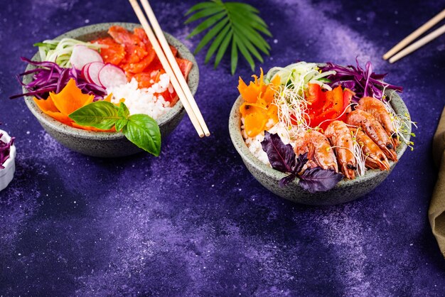 Poke bowl havaiano com salmão e camarões