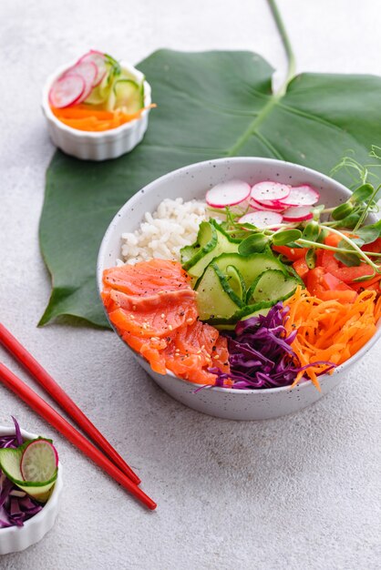 Poke bowl hawaiano con arroz con salmón y verduras