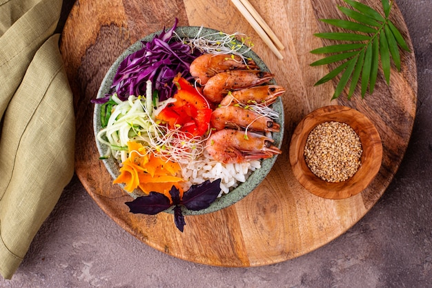 Poke bowl hawaiano con salmón y camarones