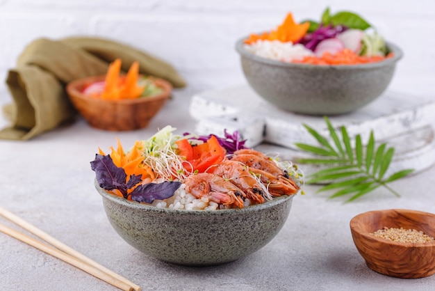 Poke bowl hawaiano con salmón y camarones