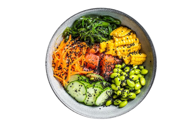 Poke Bowl mit frischem Lachs, Fisch, Reis, Algen, Edamame, Gurke und schwarzem Sesam, isoliert auf weißem Hintergrund