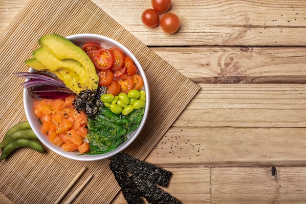 Poke Bowl mit Lachs, Avocado, Gurke, Tomate und Algen