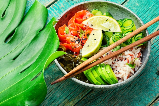 Poke Bowl mit Lachs und Gemüse