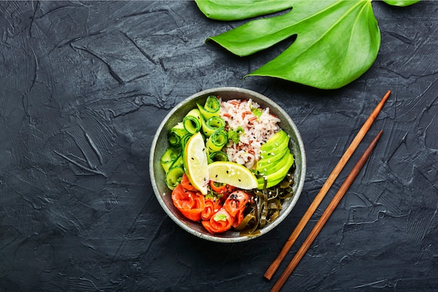 Poke Bowl mit Lachs und Gemüse