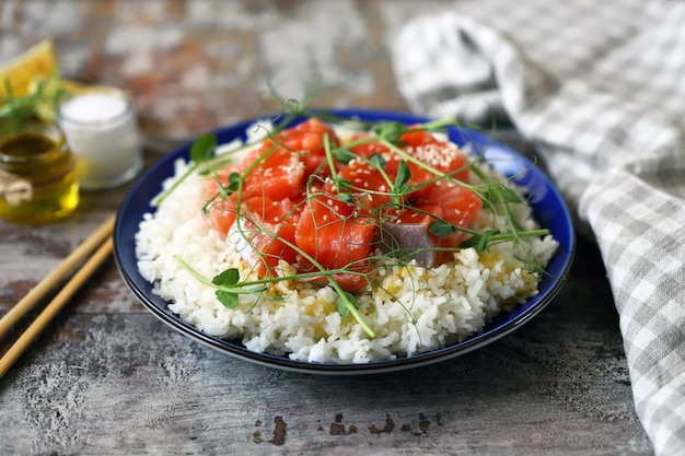 Poke Bowl mit Lachs und Microgreens. Gesundes Essen.