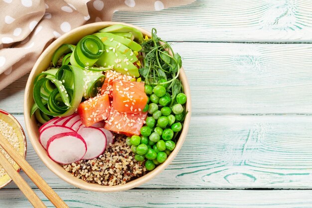 Poke Bowl mit Lachsgurke und Avocado