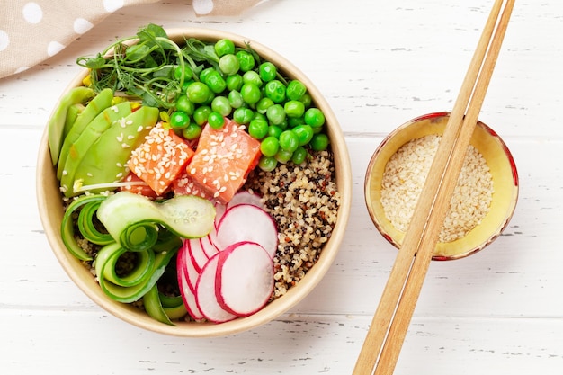 Poke bowl con pepino salmón y aguacate