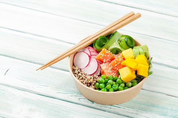 Poke bowl con pepino salmón y mango