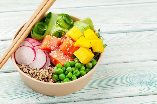 Poke bowl con pepino salmón y mango