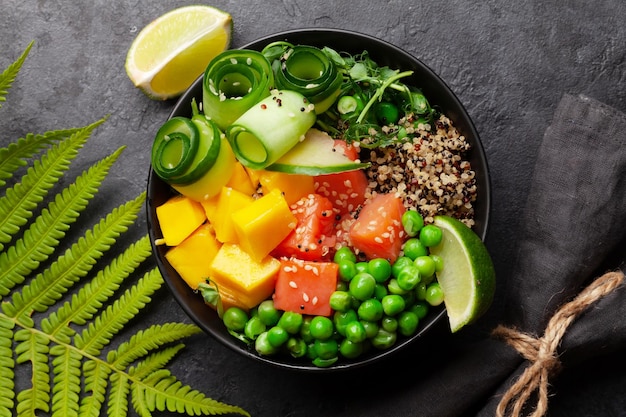 Poke bowl con pepino salmón y mango